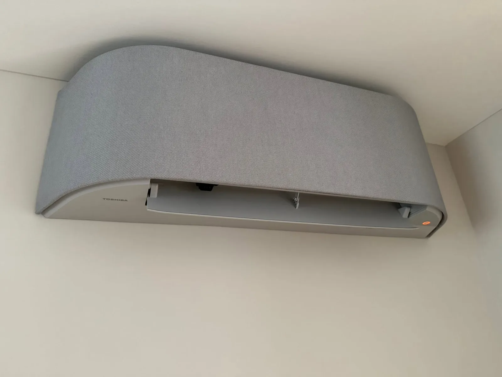 Close-up van een antracietkleurig airco-binnendeel