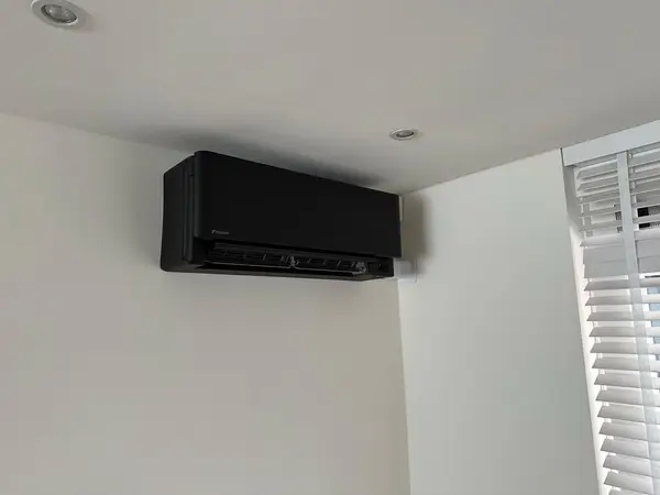 Zwart airco-binnendeel in een slaapkamer voor koele nachten