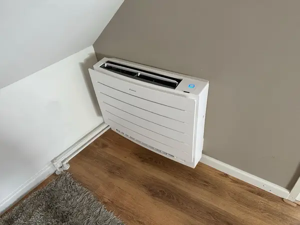 Vloermodel airco onder een schuin dak op zolder