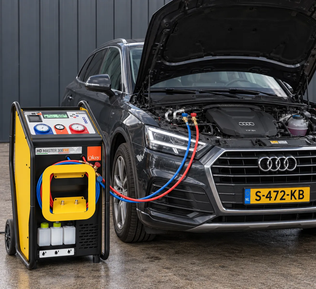 Aircoservice-apparatuur aangesloten op een auto met geopende motorkap