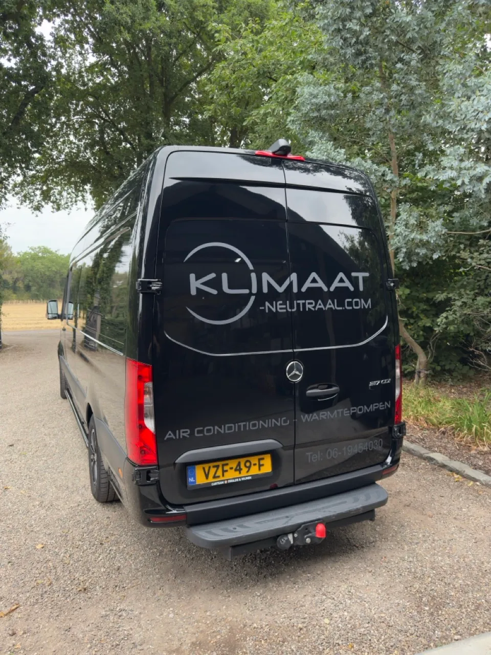 Bedrijfsbus onderweg voor airco- en auto-airco-service op locatie