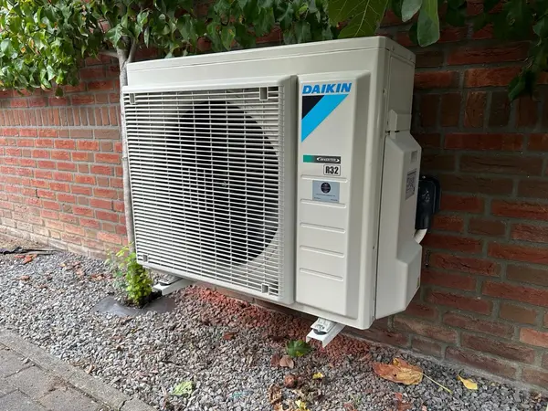 Close-up van een Daikin-buitenunit met R32-koudemiddel