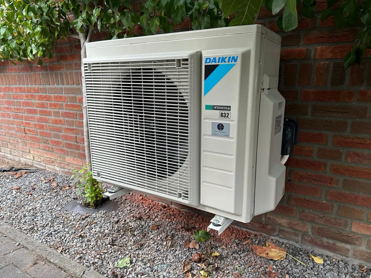 Close-up van een Daikin-buitenunit met R32-koudemiddel