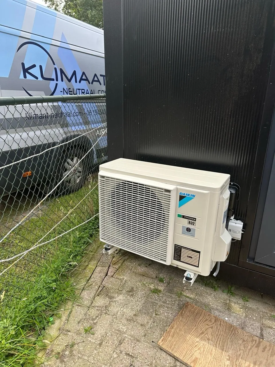 Vers geïnstalleerde Daikin-buitenunit met de bedrijfsbus op de achtergrond