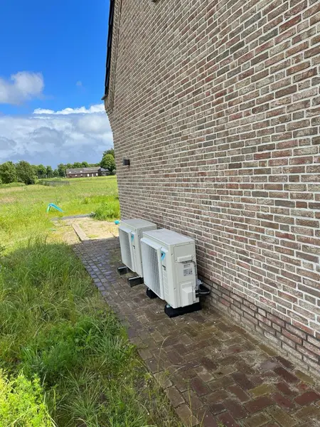 Twee airco-buitenunits naast elkaar bij een nieuwbouwwoning