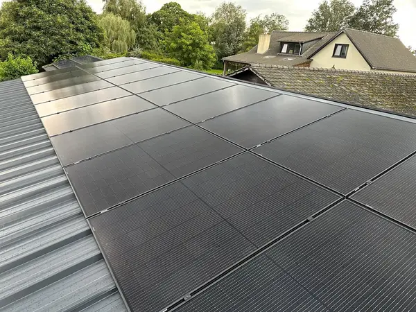 Volledig gevuld metalen dak met zwarte zonnepanelen