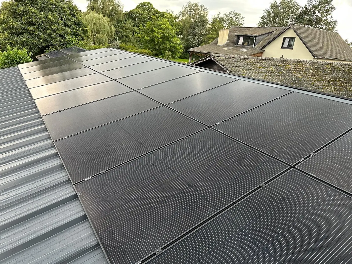 Volledig gevuld metalen dak met zwarte zonnepanelen