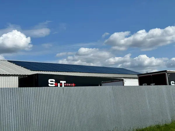 Zonnepanelen op het dak van een grote bedrijfshal