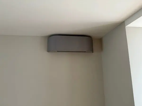 Antracietkleurig binnendeel in de hoek van een lichte kamer