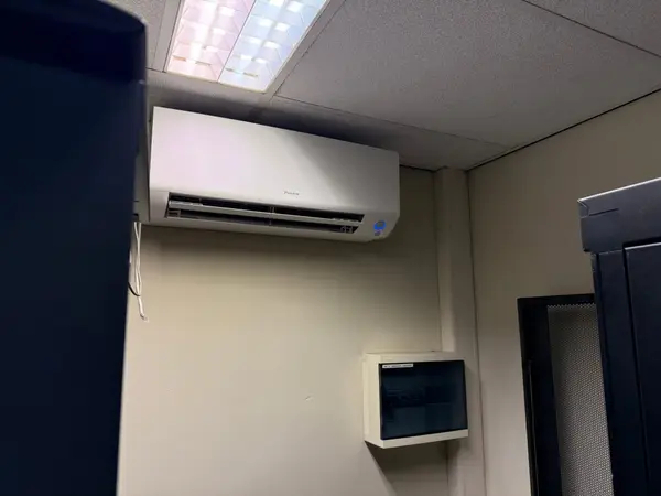 Wit airco-binnendeel in een kantoorruimte