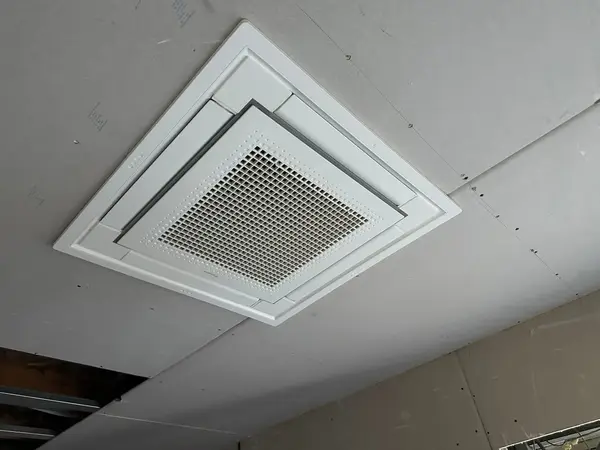 Witte cassette-unit met roosters in een verlaagd plafond
