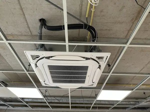Cassette-unit weggewerkt in een verlaagd plafond
