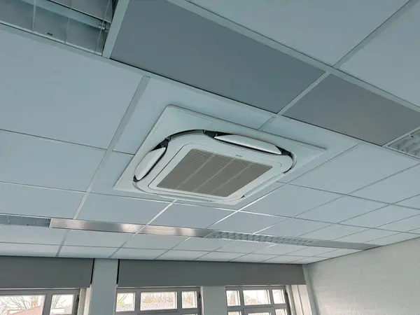 Cassette-unit in het systeemplafond van een kantoor