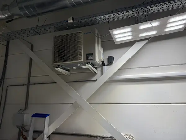 Buitenunit hoog gemonteerd in een bedrijfsruimte
