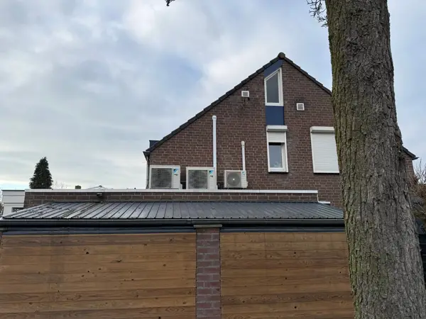 Twee buitenunits op het dak van een woning