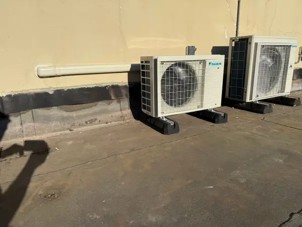 Twee buitenunits naast elkaar op een plat dak