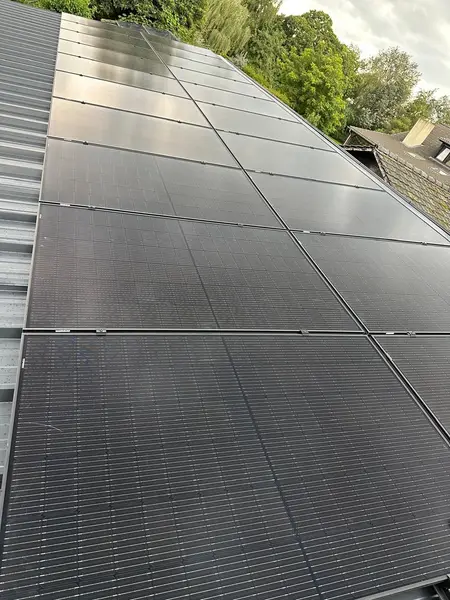 Zwarte zonnepanelen strak gelegd op een schuin dak